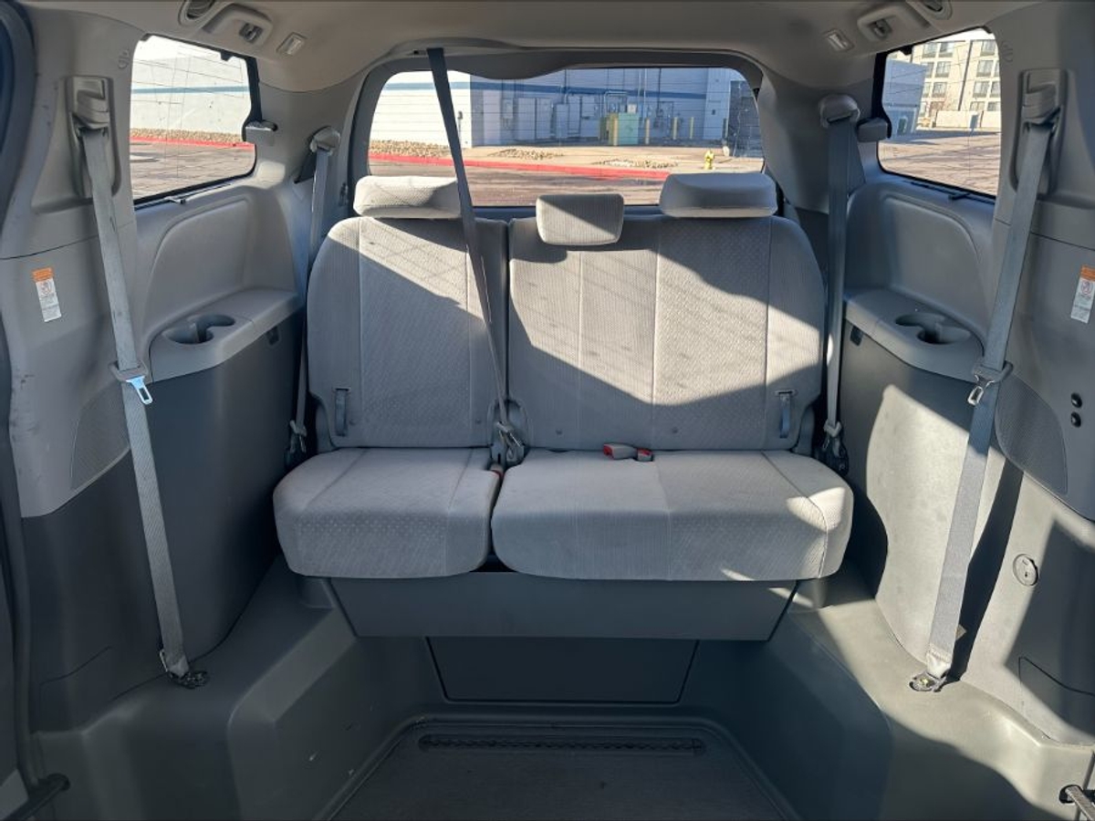 Silver Toyota Sienna image number 21