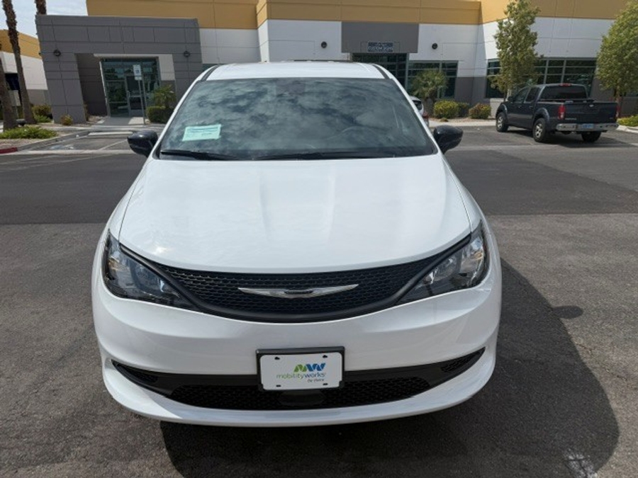 White Chrysler Voyager image number 3