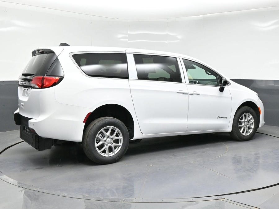 White Chrysler Voyager image number 6