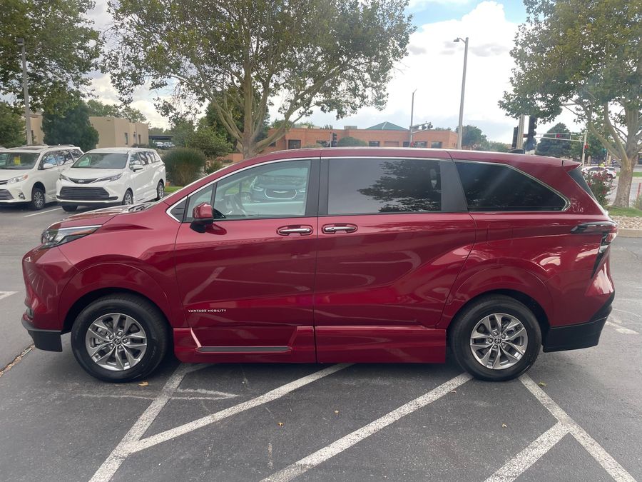 New 2025 Toyota Sienna Hybrid XLE - VMI Side Entry Entry In Floor Automatic Ramp
