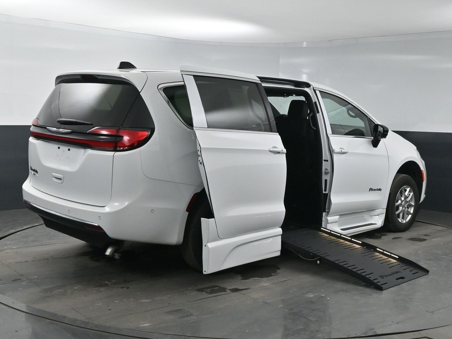 New 2025 Chrysler Pacifica Select Safety - BraunAbility Side Entry Entry Fold Out Automatic Ramp