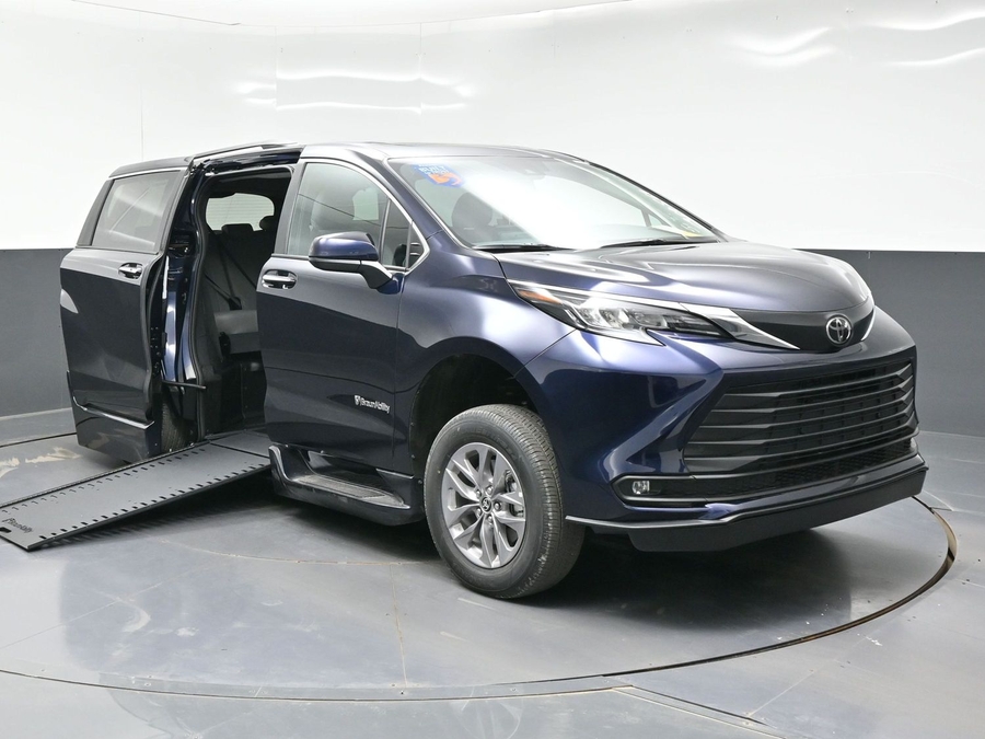 Blue Toyota Sienna image number 20