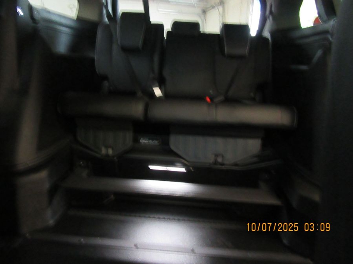 Black Honda Odyssey image number 6