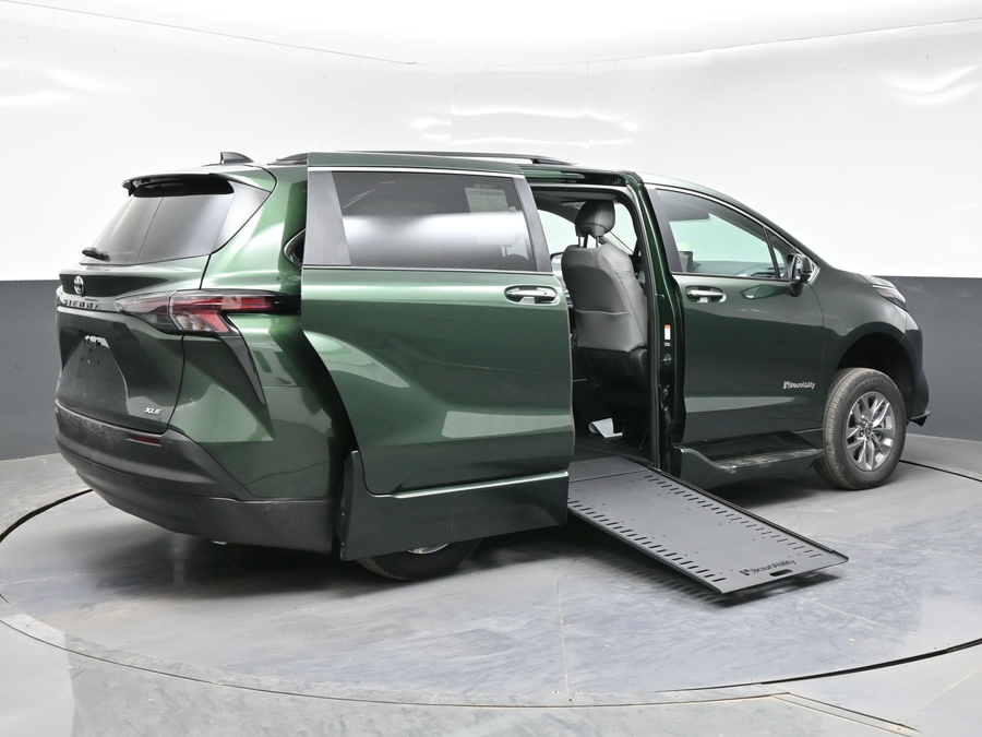 New 2026 Toyota Sienna Hybrid XLE Base - BraunAbility Side Entry Fold Out Automatic Ramp