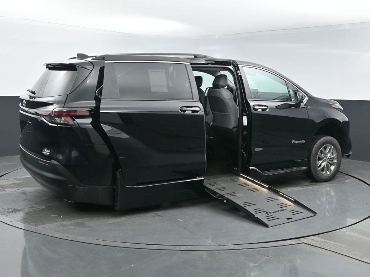 Black Toyota Sienna image number 24
