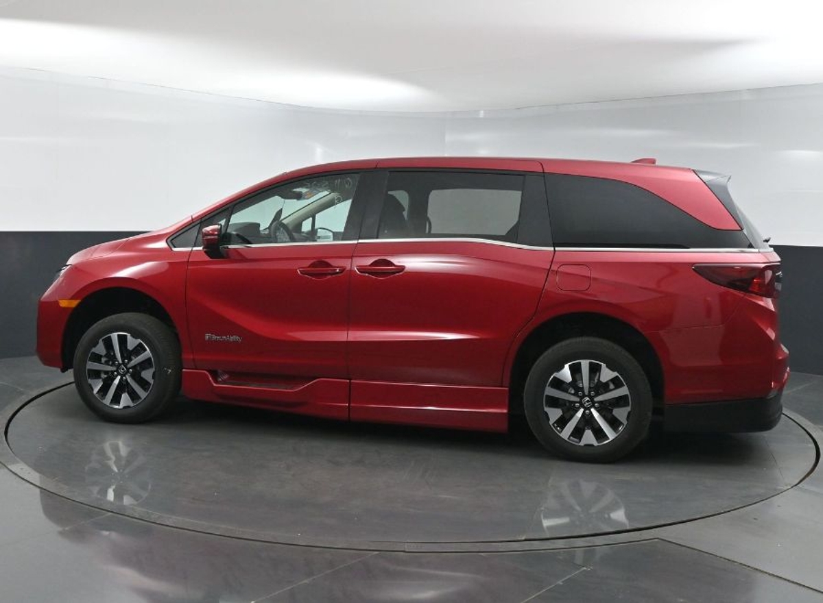 Red Honda Odyssey image number 4