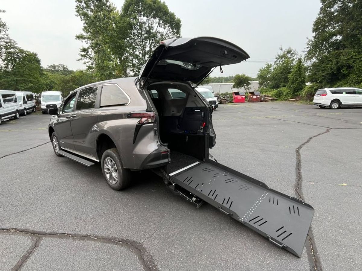 Grey Toyota Sienna image number 11