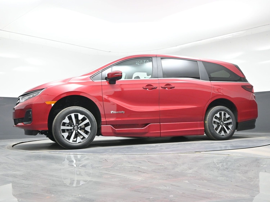 Red Honda Odyssey image number 25