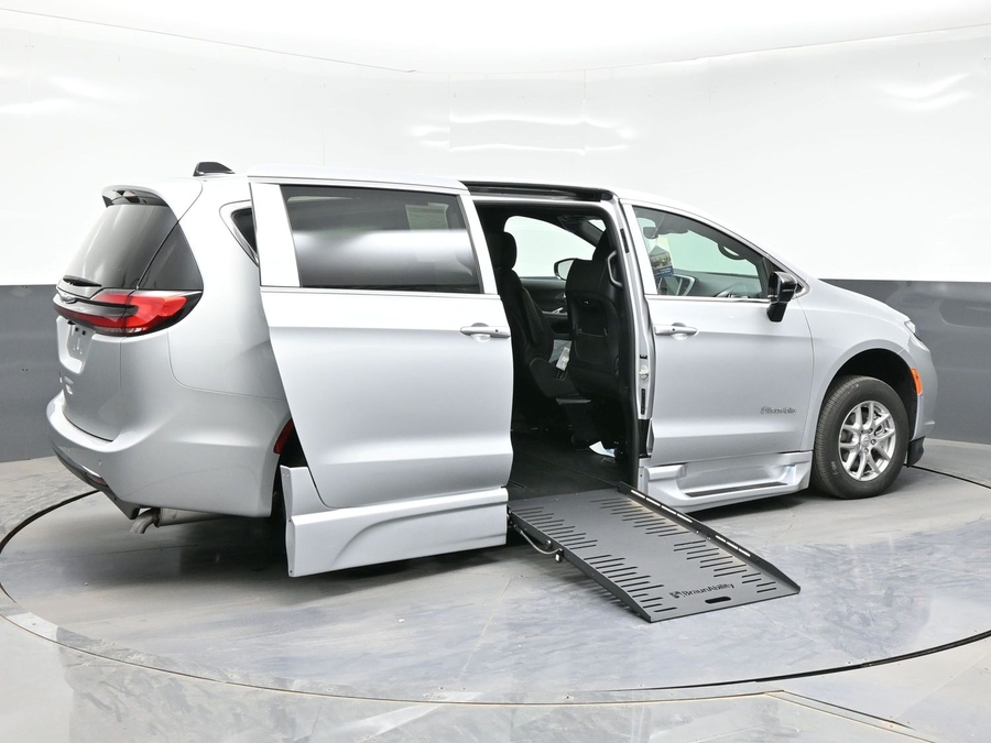 Silver Chrysler Pacifica image number 6