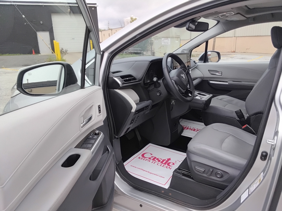 Silver Toyota Sienna image number 13