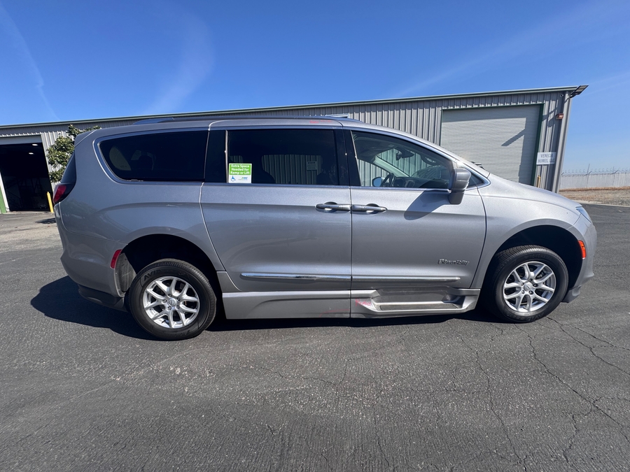 Silver Chrysler Pacifica image number 8