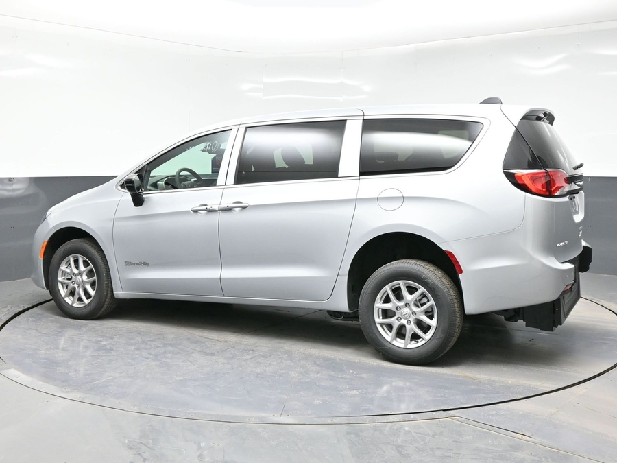 Silver Chrysler Voyager image number 1