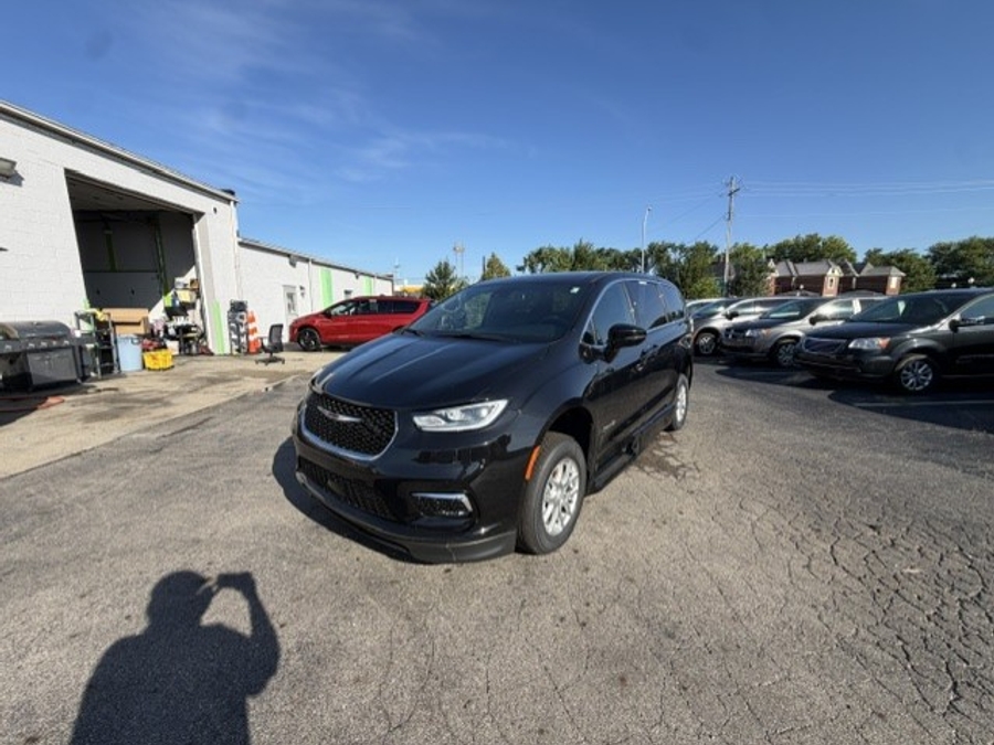 Black Chrysler Pacifica image number 2