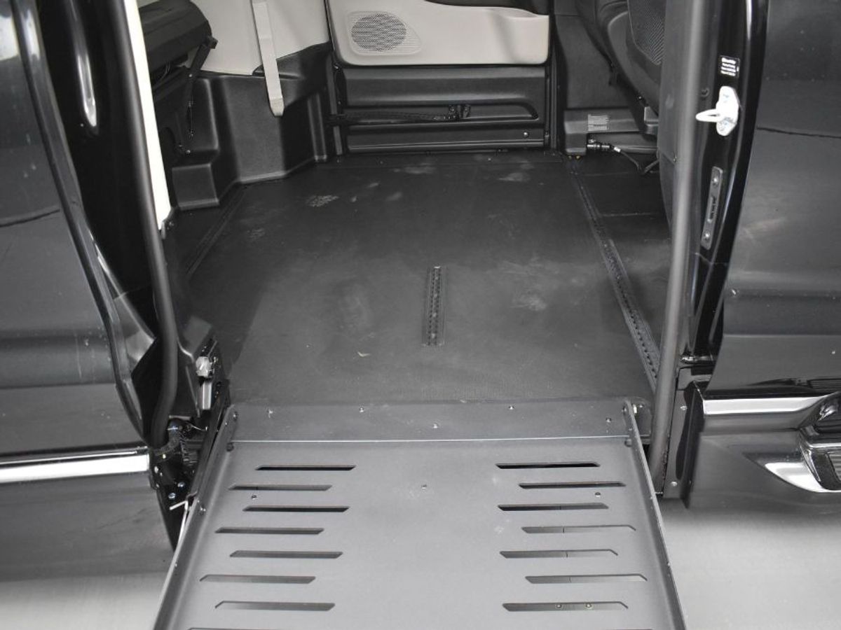 Black Chrysler Pacifica image number 2