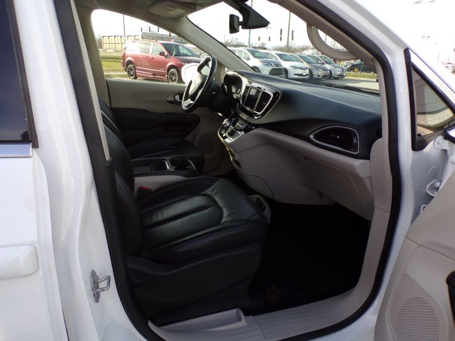 White Chrysler Pacifica image number 3