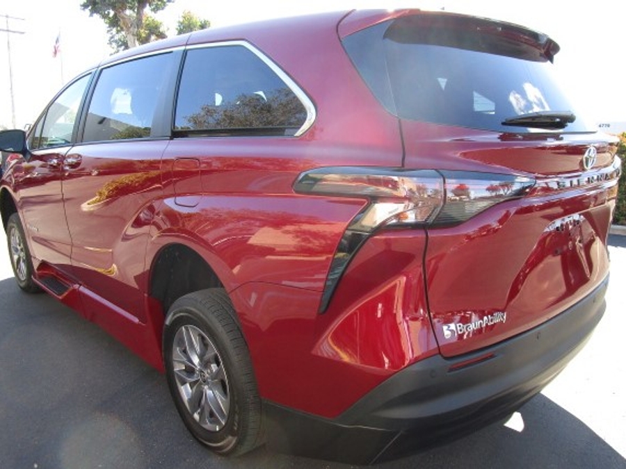 New 2026 Toyota Sienna Hybrid XLE Add - BraunAbility Side Entry Entry In Floor Automatic Ramp