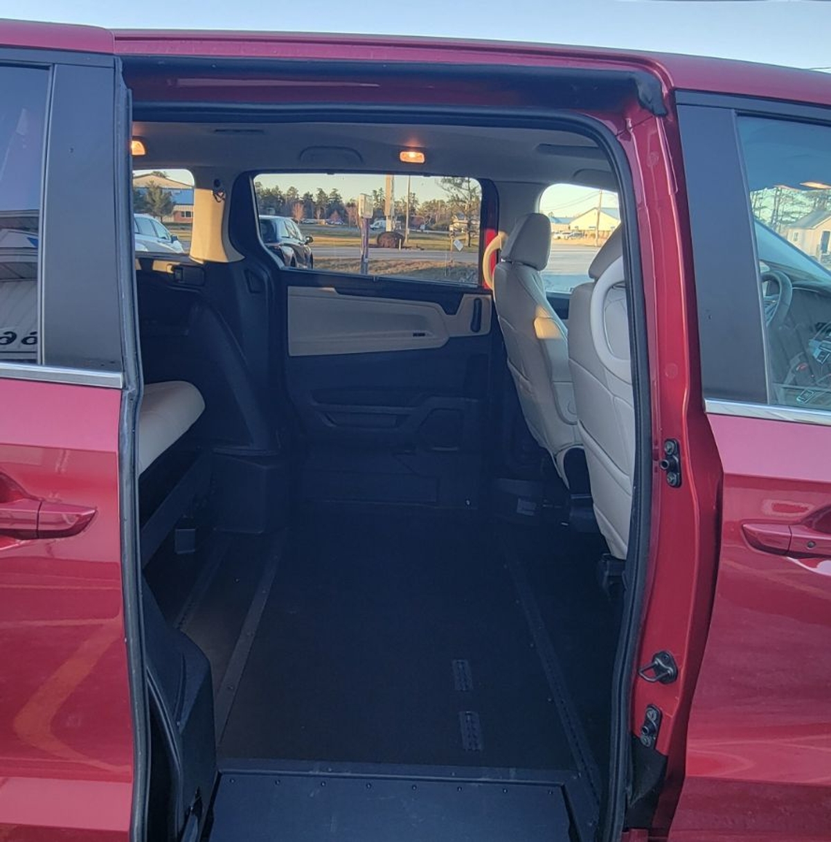 Red Honda Odyssey image number 2