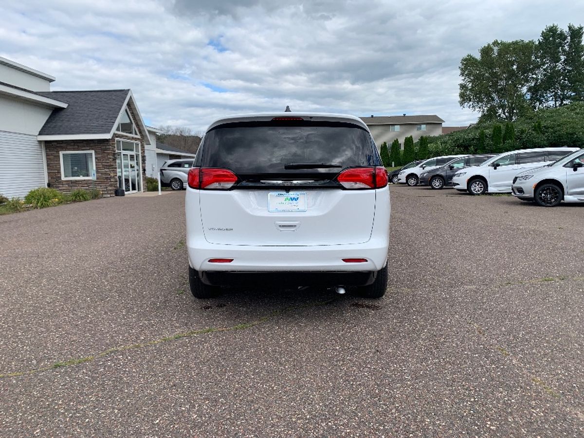 2024 CHRYSLER VOYAGER - Image 11