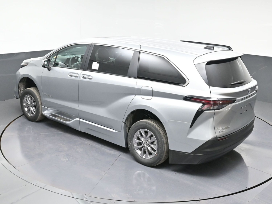 New 2025 Toyota Sienna Hybrid XLE Base - BraunAbility Side Entry Entry Fold Out Automatic Ramp