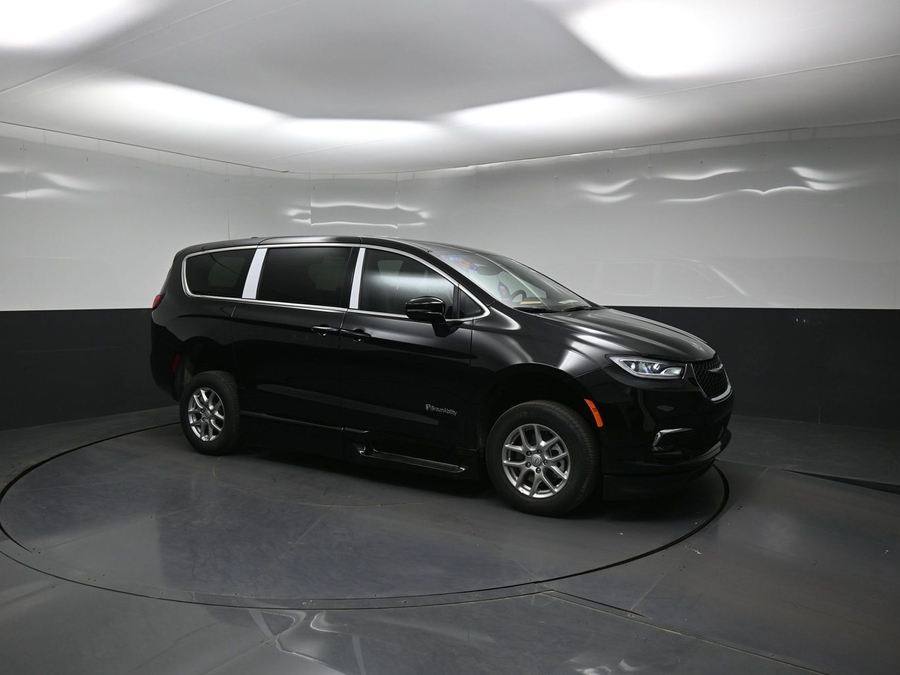 Black Chrysler Pacifica image number 14