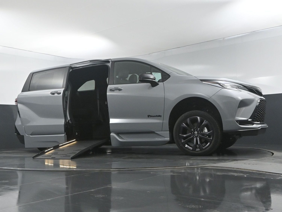 New 2025 Toyota Sienna Hybrid XSE - BraunAbility Side Entry Entry Fold Out Automatic Ramp