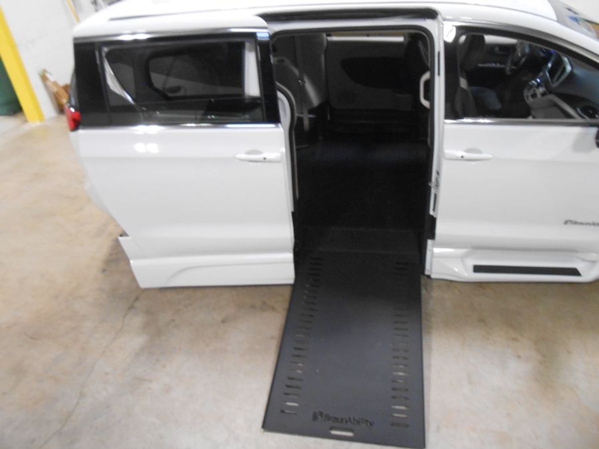 White Chrysler Pacifica image number 3