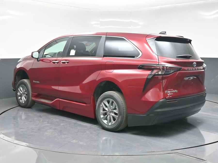 New 2025 Toyota Sienna Hybrid XLE Base - BraunAbility Side Entry Entry Fold Out Automatic Ramp