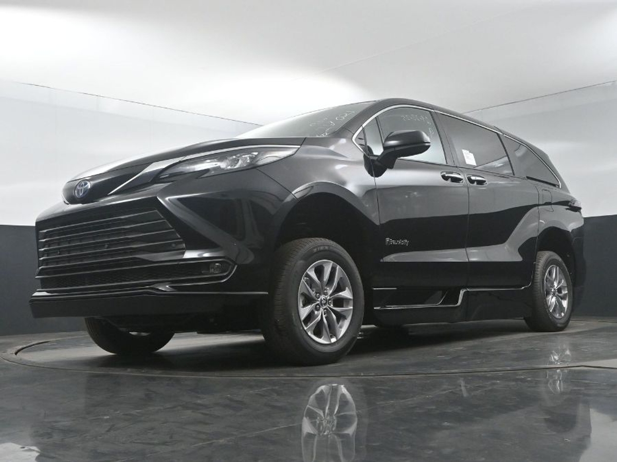 Black Toyota Sienna image number 18