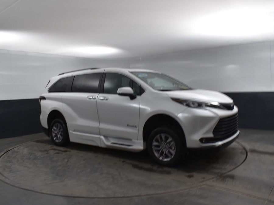 New 2025 Toyota Sienna Hybrid XLE Plus - BraunAbility Side Entry Entry Fold Out Automatic Ramp
