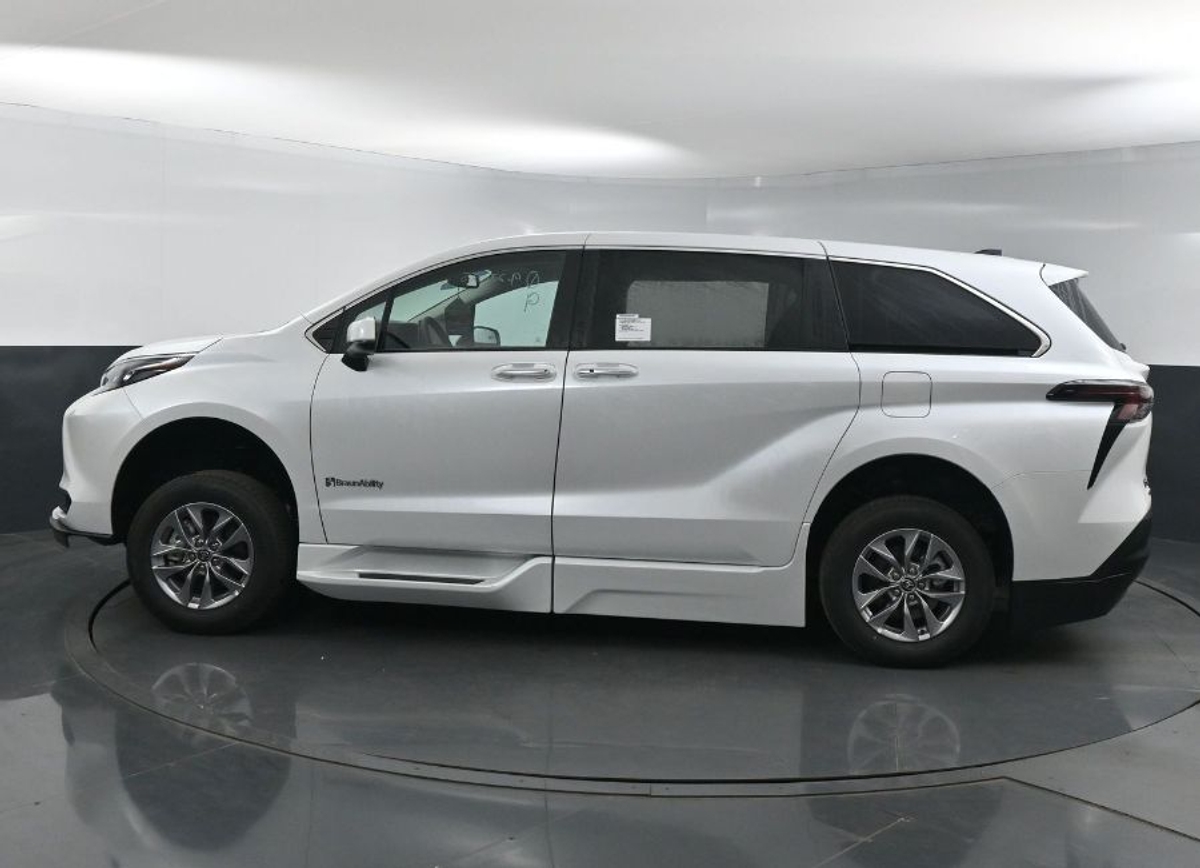White Toyota Sienna image number 4