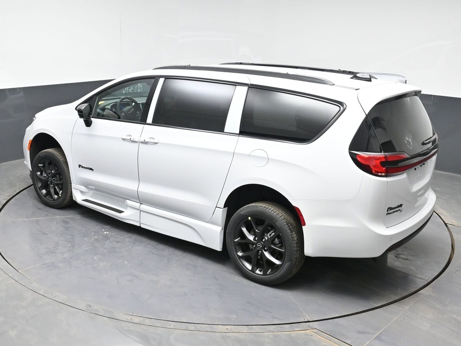 New 2026 Chrysler Pacifica Select Sport - BraunAbility Side Entry Entry Fold Out Automatic Ramp
