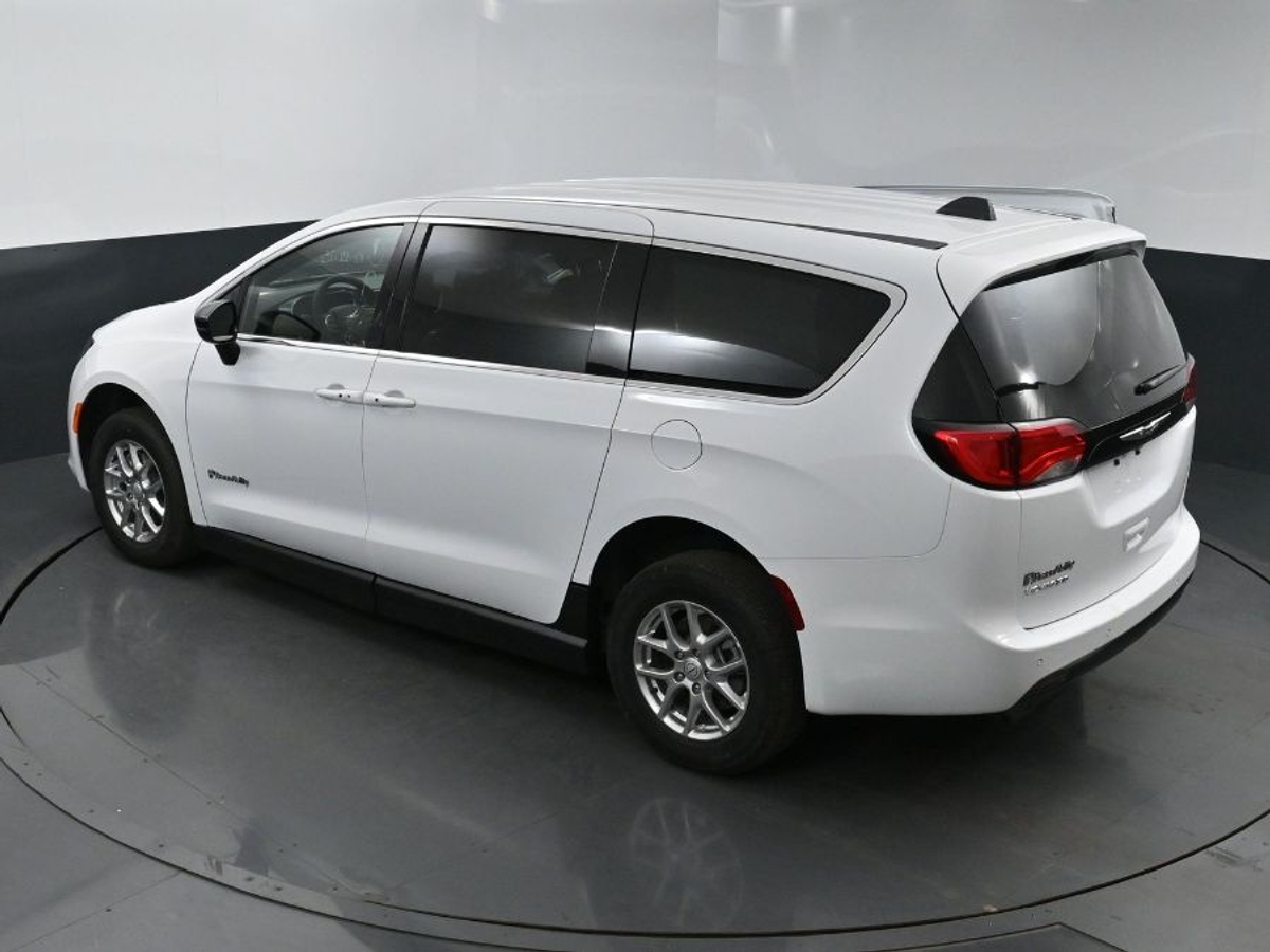 2025 CHRYSLER VOYAGER - Image 24