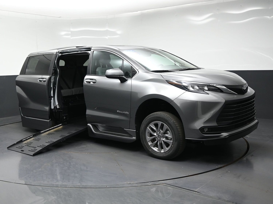 New 2026 Toyota Sienna Hybrid XLE Add - BraunAbility Side Entry Fold Out Automatic Ramp