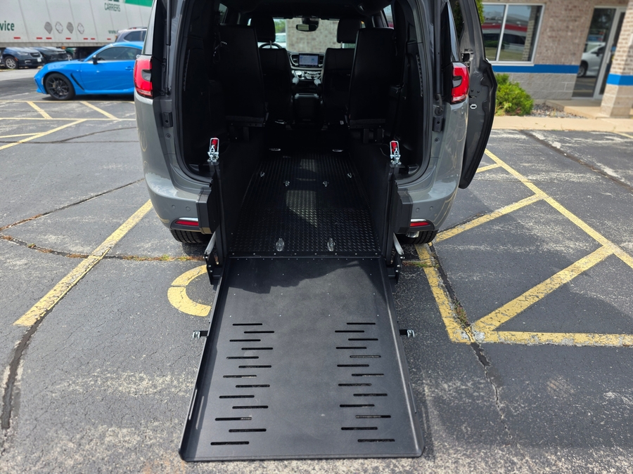Grey Chrysler Pacifica image number 17