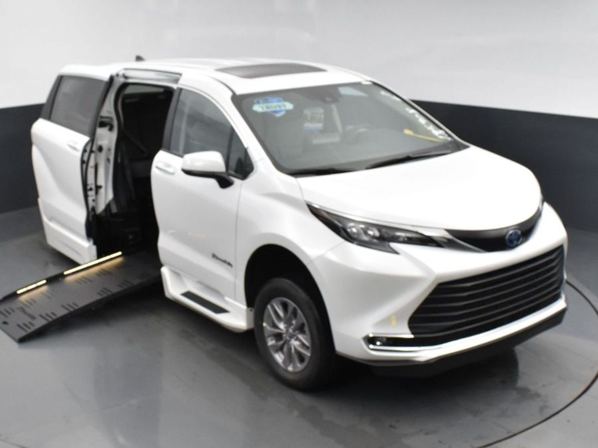 White Toyota Sienna image number 13