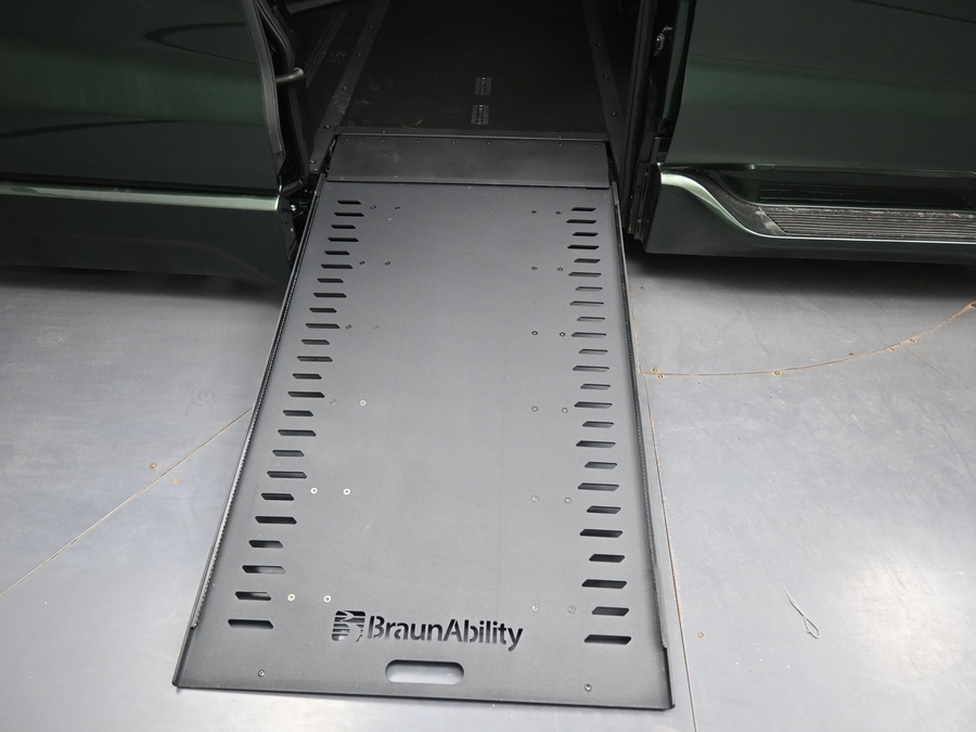 New 2026 Toyota Sienna Hybrid Limited - BraunAbility Side Entry In Floor Automatic Ramp