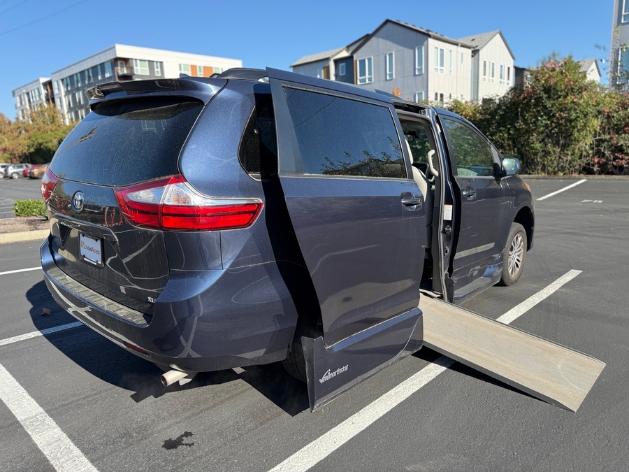Used 2018 Toyota Sienna XLE - VMI Side Entry In Floor Automatic Ramp