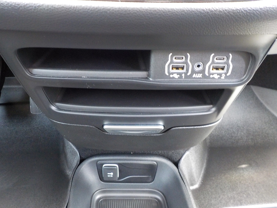 White Chrysler Voyager image number 34