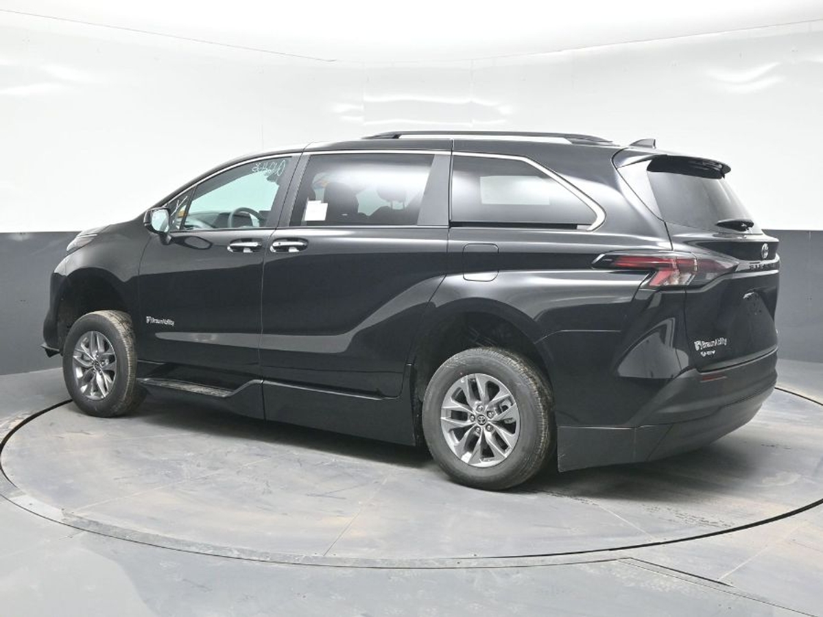 Black Toyota Sienna image number 3