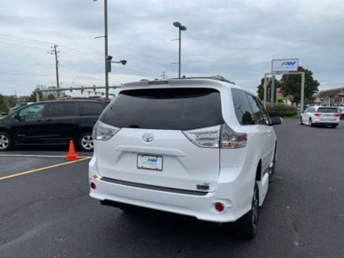 2016 TOYOTA SIENNA - Image 8