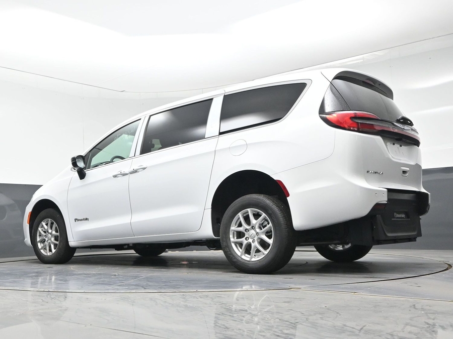 White Chrysler Pacifica image number 19
