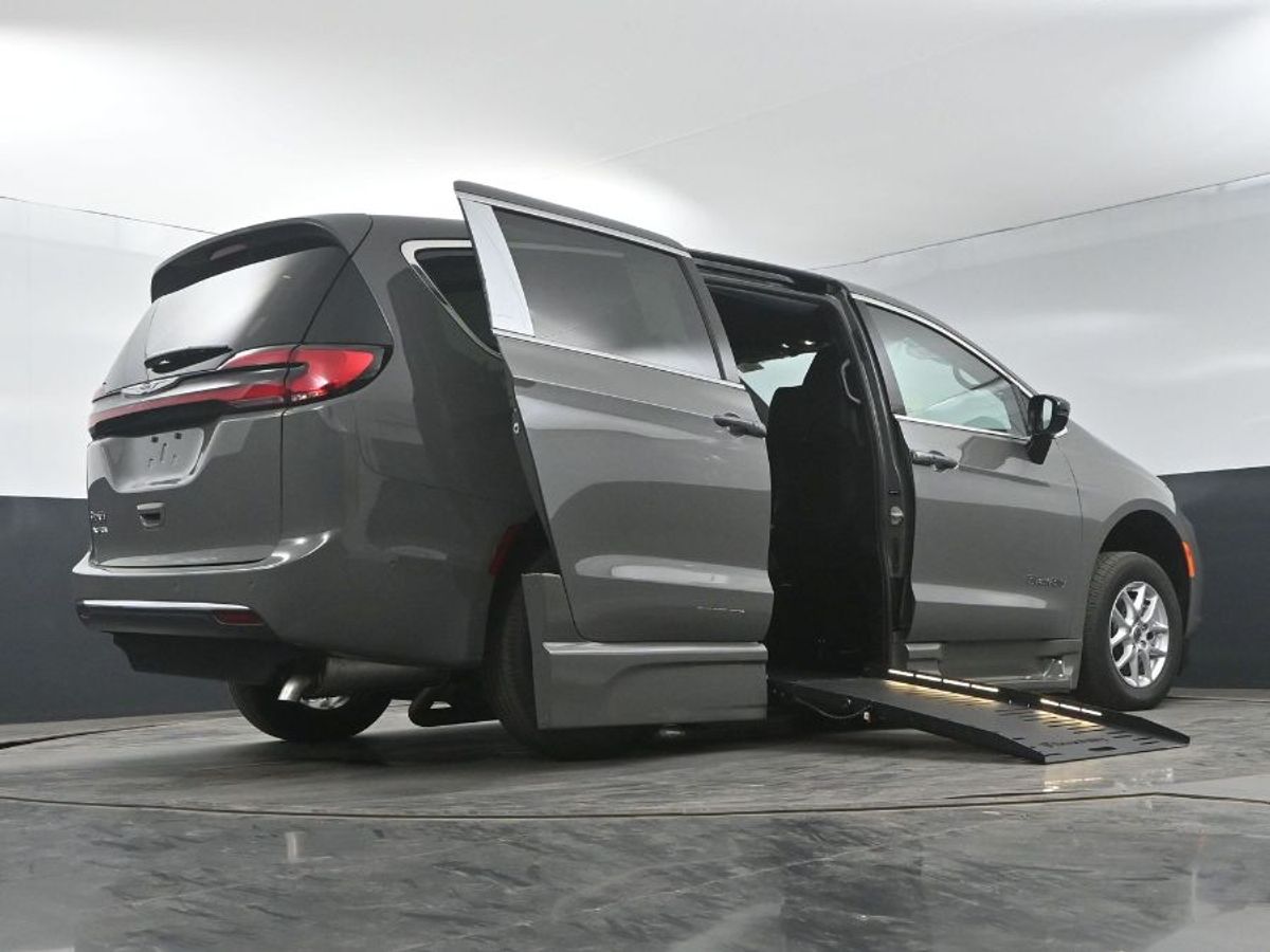 Grey Chrysler Pacifica image number 12
