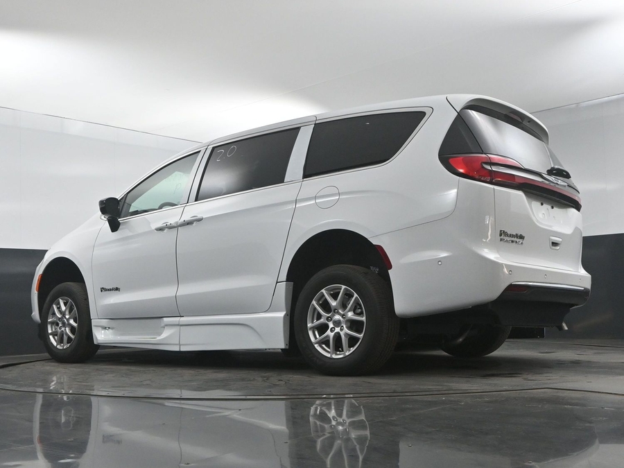 New 2025 Chrysler Pacifica SELECT PLUS - BraunAbility Side Entry Entry In Floor Automatic Ramp