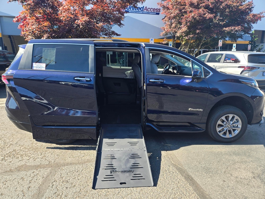 Used 2022 Toyota Sienna Hybrid XLE - BraunAbility Side Entry Fold Out Automatic Ramp