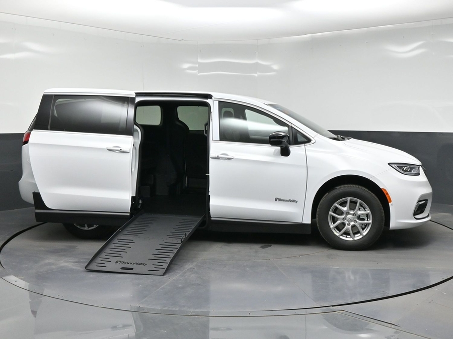 White Chrysler Pacifica image number 7