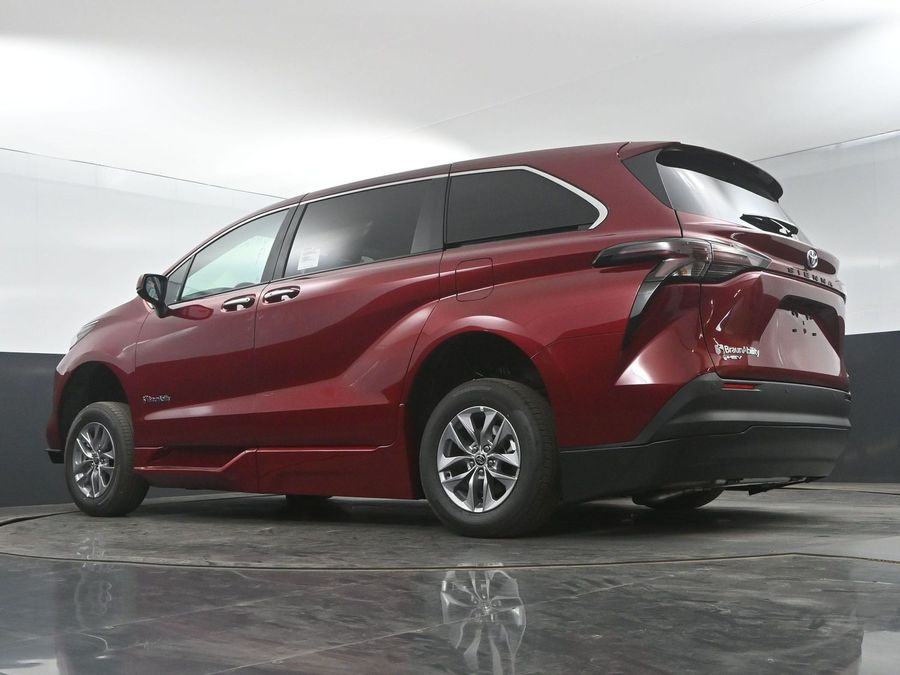 New 2025 Toyota Sienna Hybrid XLE Base - BraunAbility Side Entry Entry Fold Out Automatic Ramp