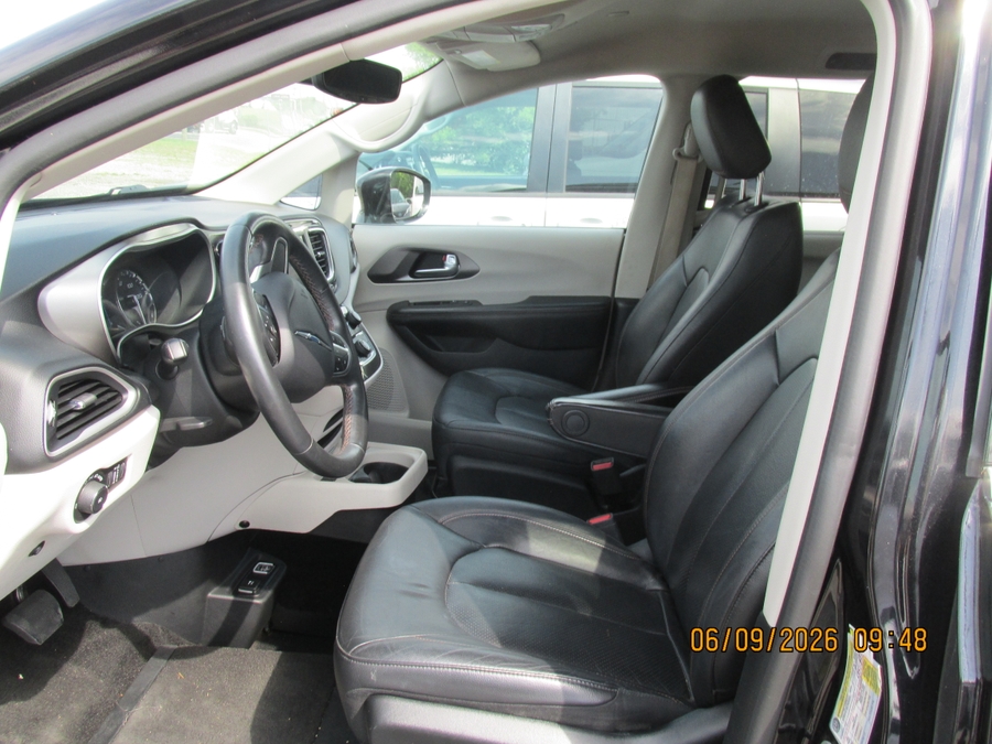 Black Chrysler Pacifica image number 11