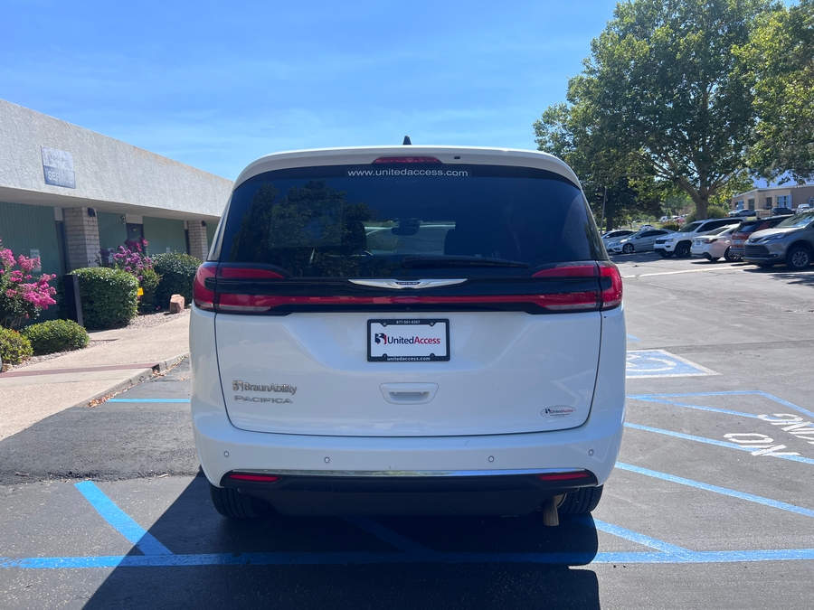 Used 2025 Chrysler Pacifica Select Plus - BraunAbility Side Entry Fold Out Automatic Ramp