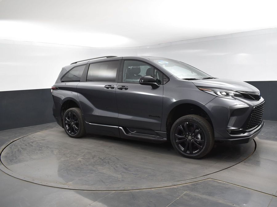 New 2025 Toyota Sienna Hybrid XSE Sport - BraunAbility Side Entry Entry Fold Out Automatic Ramp