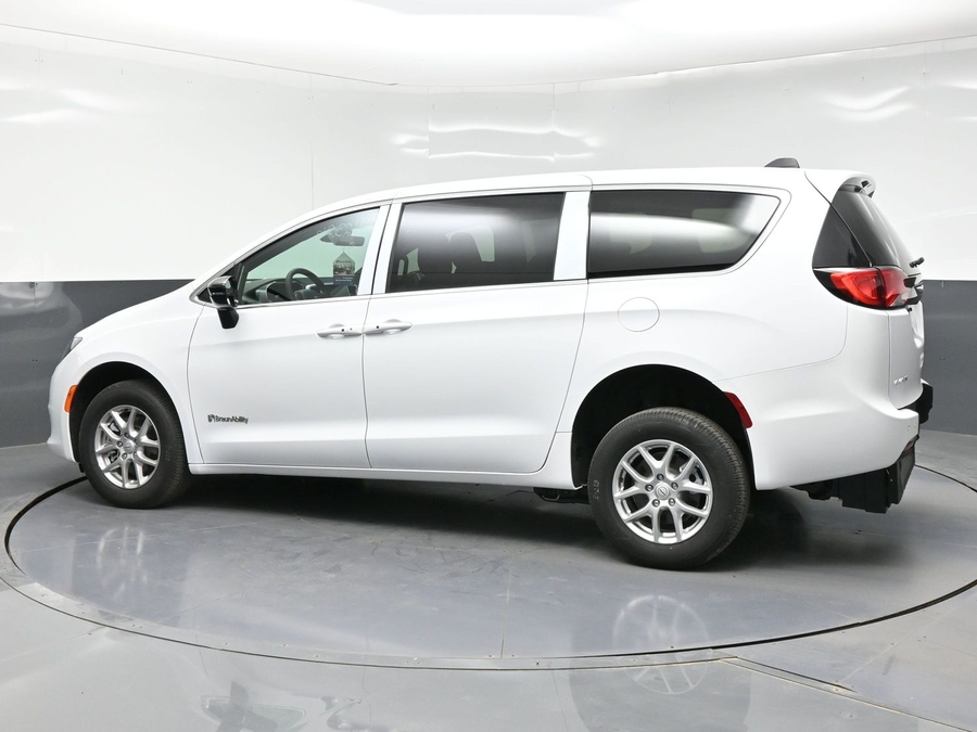 White Chrysler Voyager image number 3